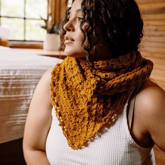 Grisaille - Trójkątna Ażurowa Chusta
4