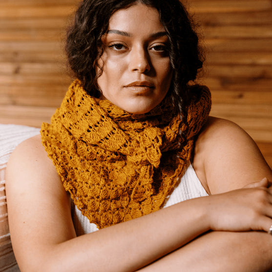 Grisaille - Trójkątna Ażurowa Chusta
6