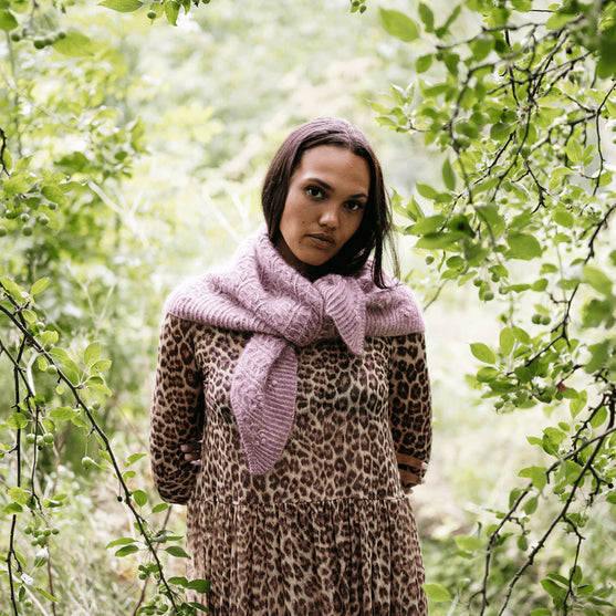 Muse Shawl - Teksturowa Chusta Trójkątna
2