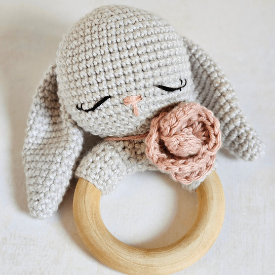 Retro Bunny Love - Grzechotka i przytulanka
5