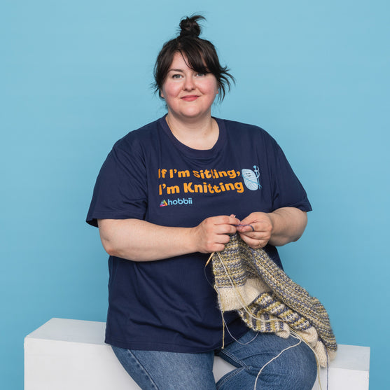 Sitting Knitting T-shirt - Yarniis (Edycja limitowana) - Hobbii
3