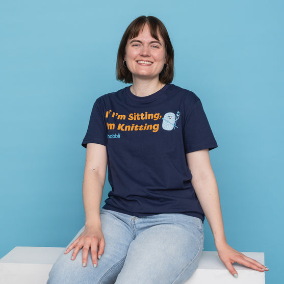 Sitting Knitting T-shirt - Yarniis (Edycja limitowana) - Hobbii
8