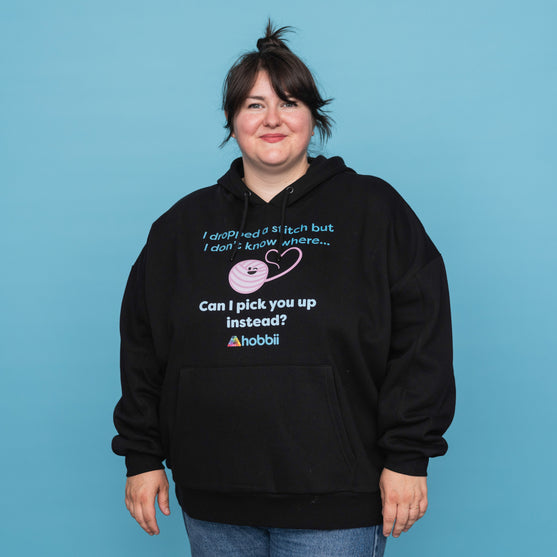 Dropped A Stitch Hoodie - Yarniis (Edycja limitowana) - Hobbii
2