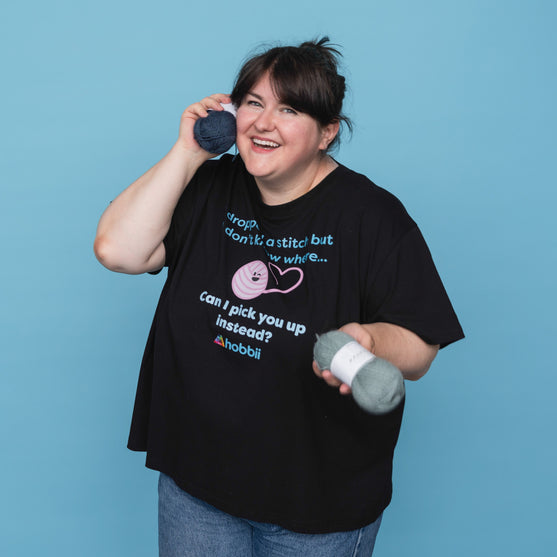 Dropped A Stitch T-shirt - Yarniis (Edycja limitowana) - Hobbii
10
