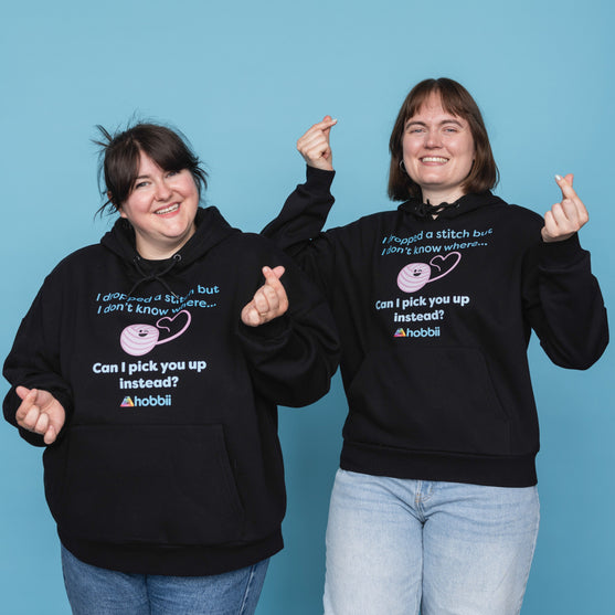 Dropped A Stitch Hoodie - Yarniis (Edycja limitowana) - Hobbii
6