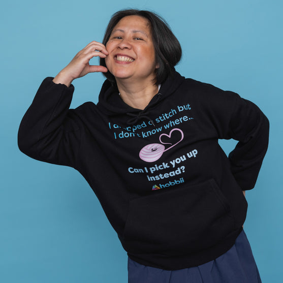 Dropped A Stitch Hoodie - Yarniis (Edycja limitowana) - Hobbii
4