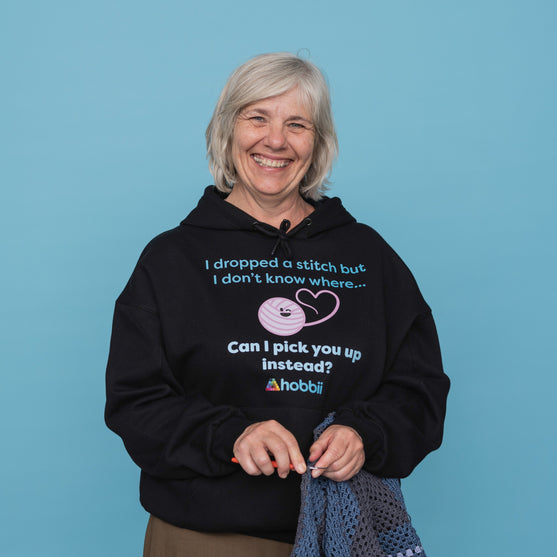 Dropped A Stitch Hoodie - Yarniis (Edycja limitowana) - Hobbii
5