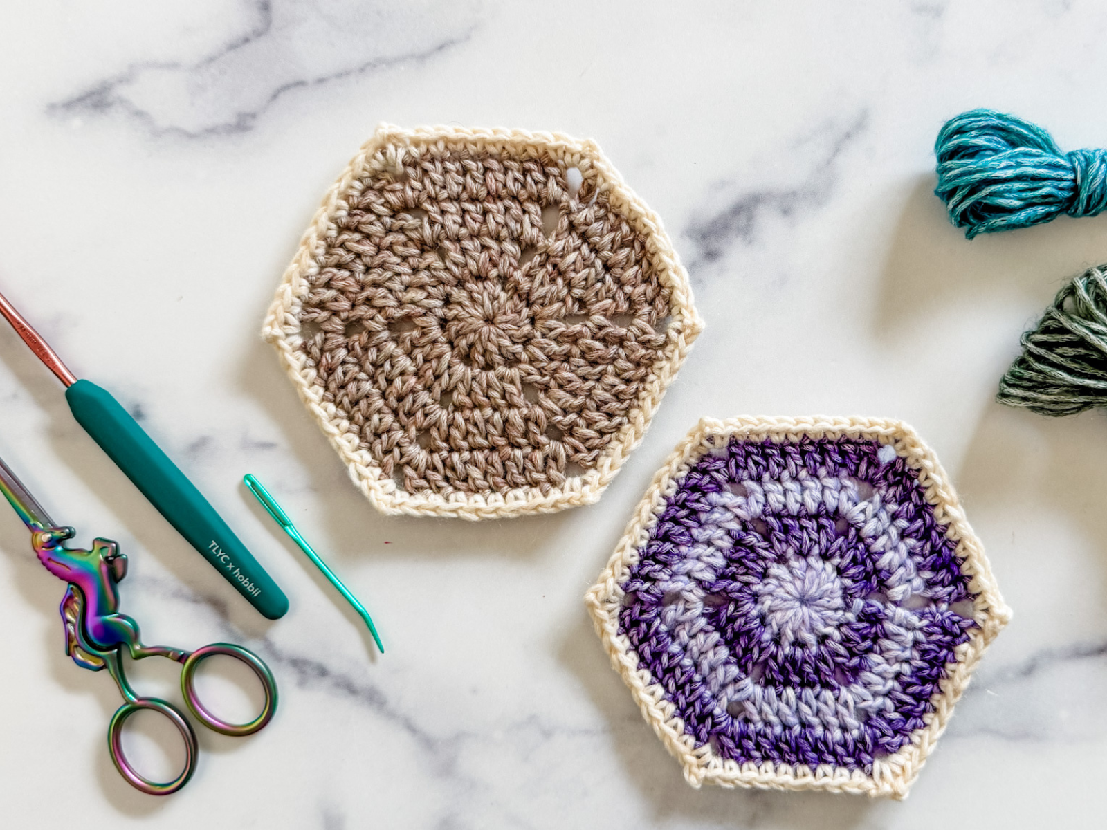 Dwa szydełkowe motywy heksagonów do #FrostandBloomCAL autorstwa Toni Lipsey, przedstawiające jednolitą beżową próbkę oraz fioletowy sześciokąt.