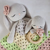 

Retro Bunny Love - Grzechotka i przytulanka
1
