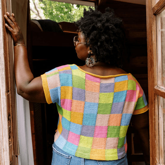 

Suncatcher - Intarsja Bluzka z Kwadratowym Dekoltem
6