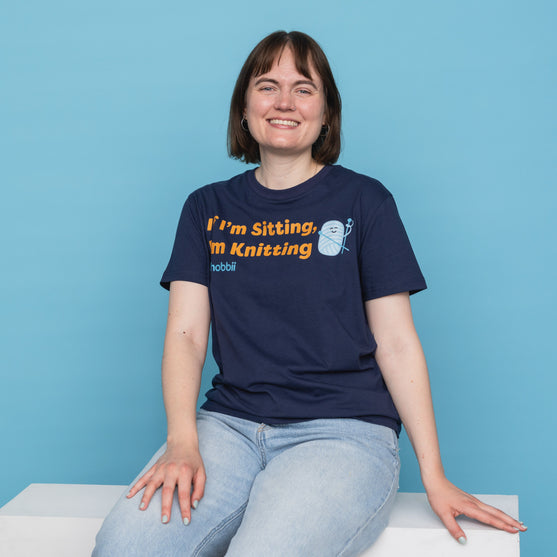 

Sitting Knitting T-shirt - Yarniis (Edycja limitowana) - Hobbii
8