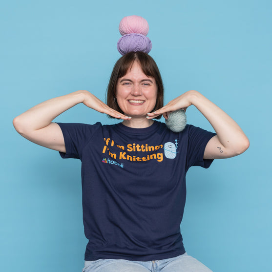 

Sitting Knitting T-shirt - Yarniis (Edycja limitowana) - Hobbii
4