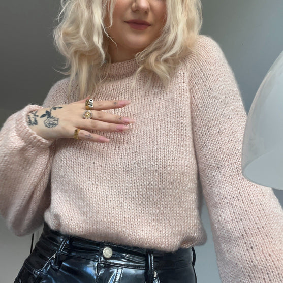 

Call Me Back - Sweter
4